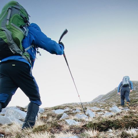 Utsätter skaljackor för hårda prov i vindtunnel och materiallabb
