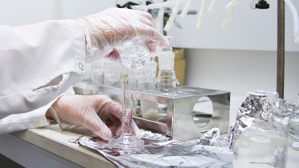 Mistra SafeChem har samlat resultat från fyra års forskning i en verktygslåda för att stärka hållbar och säker kemi – både inom forskarsfären och industrin.