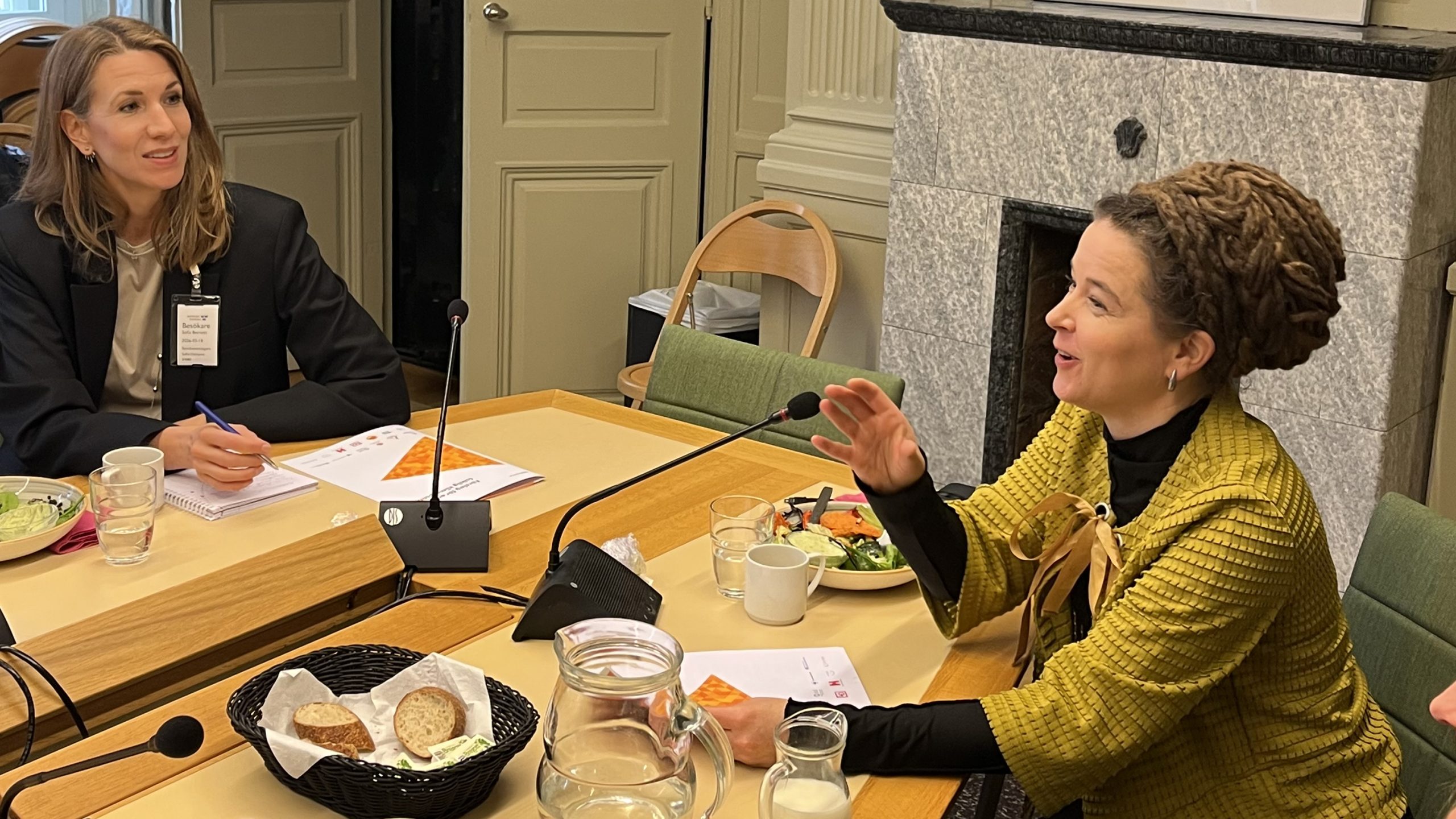 Överenskommelsen Förslag för en folklig klimatpolitik omfattar 24 klimatpolitiska reformer inom tio områden och handlar bland annat om satsningar på järnväg, klimatkrav i offentlig upphandling och grön kompetensförsörjning.